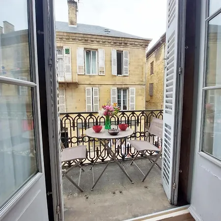 Le Parvis Avec Grand Balcon à *