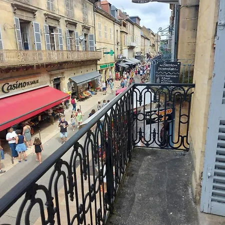Le Parvis Avec Grand Balcon A * Sarlat-la-Caneda